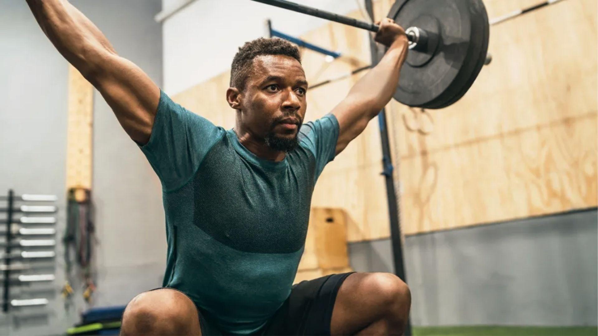 Man deadlifting heavy barbell, illustrating how weight training increases force output, not cardio fitness.