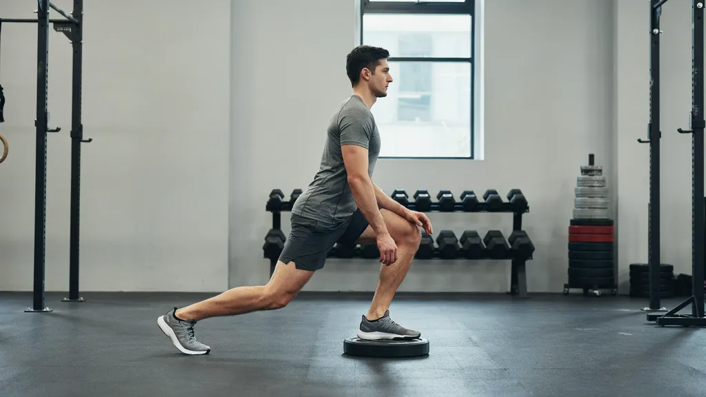 Demonstration of the front foot elevated split squat starting position.