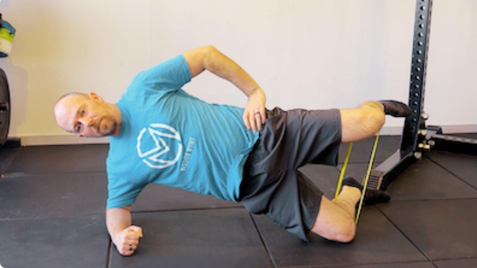 Side plank clam shell exercise combining core stability and glute strengthening